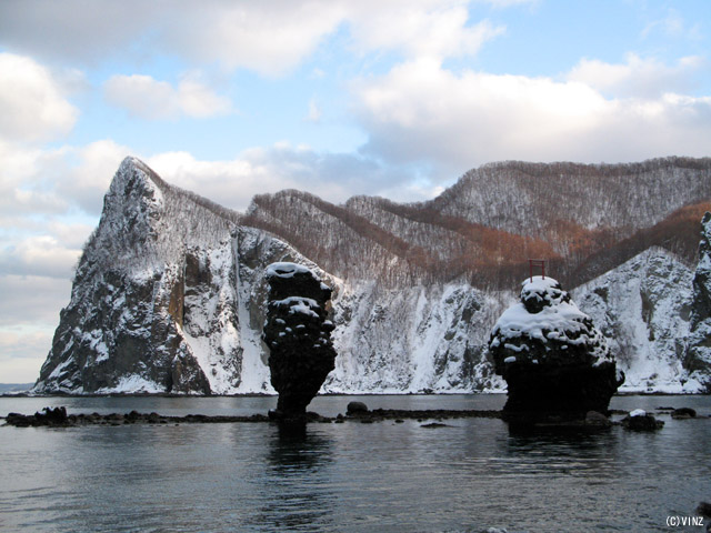 雪景色 北海道　積丹半島（しゃこたんはんとう） 烏帽子岬と恵比寿岩(左)、大黒岩（右）